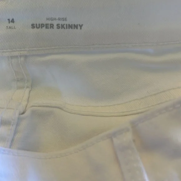 OLD NAVY HIGH-RISE SUPER SKINNY WHITE JEANS NWT - Picture 2 of 3